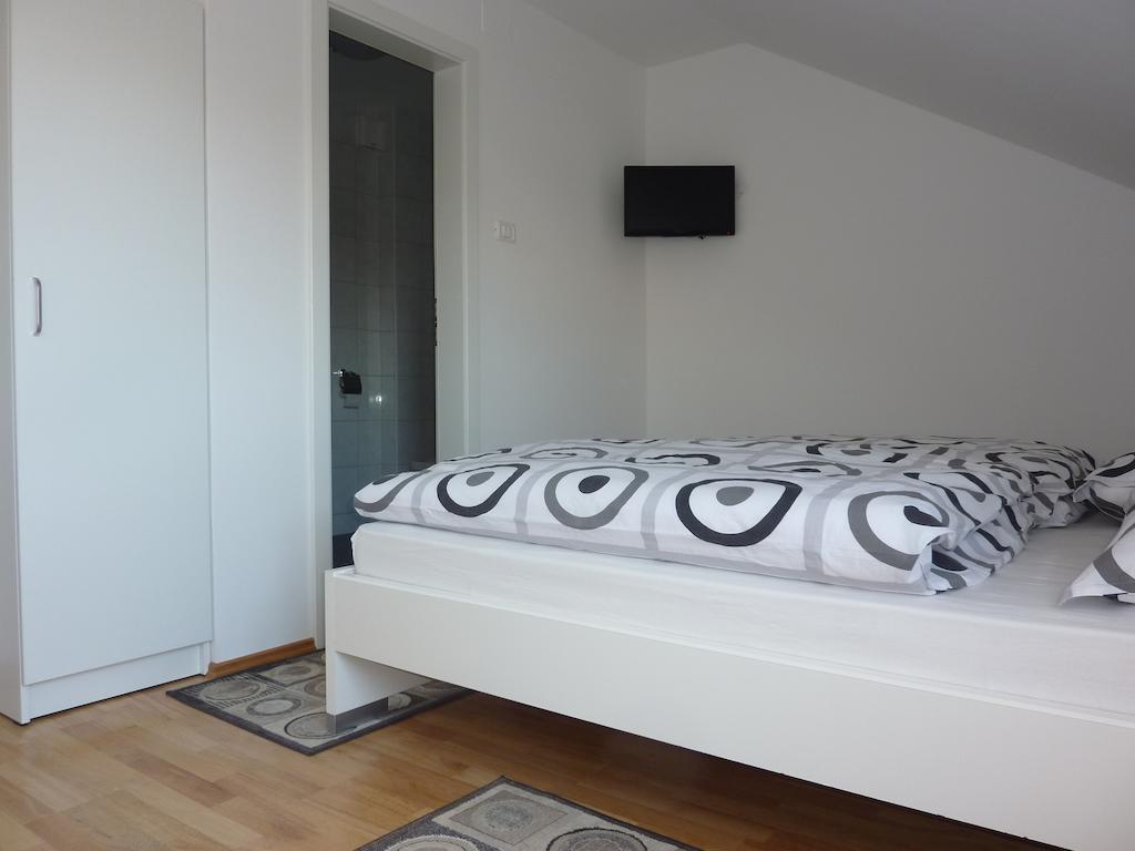 Rooms & Apartment Mira G. Postojna Oda fotoğraf
