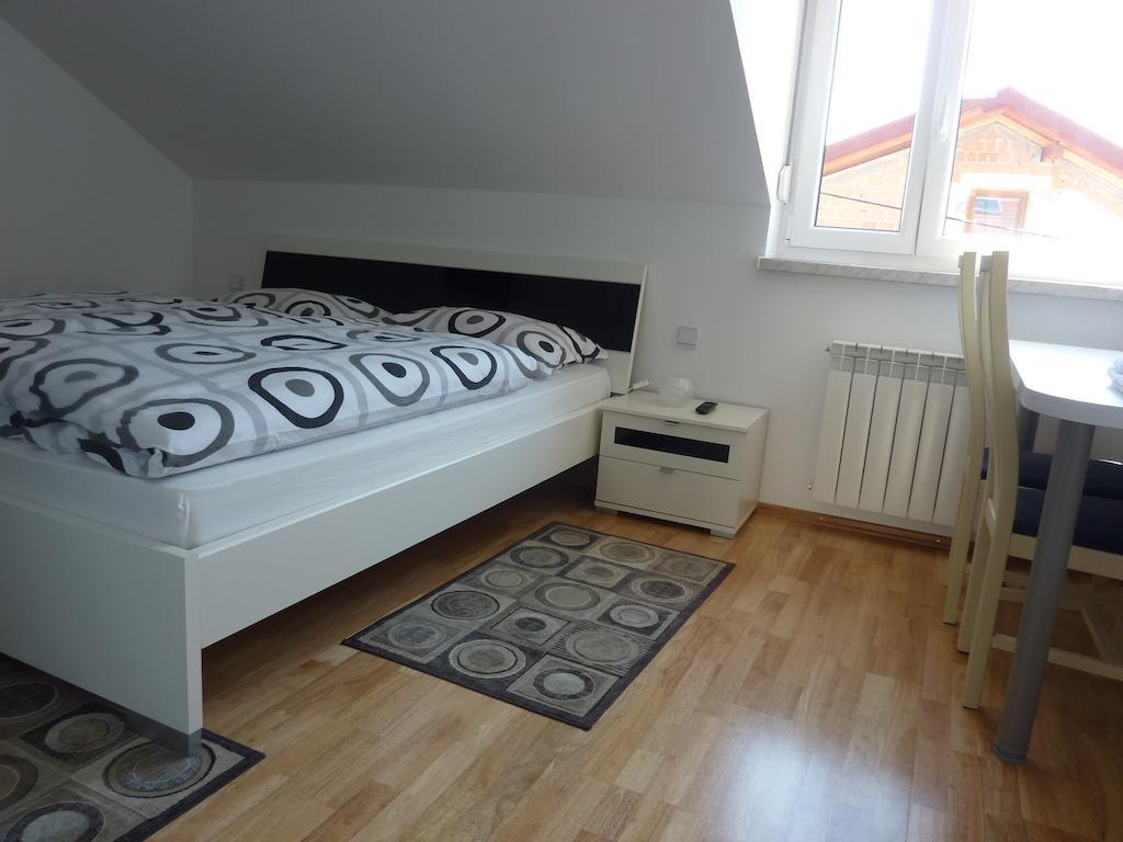 Rooms & Apartment Mira G. Postojna Oda fotoğraf
